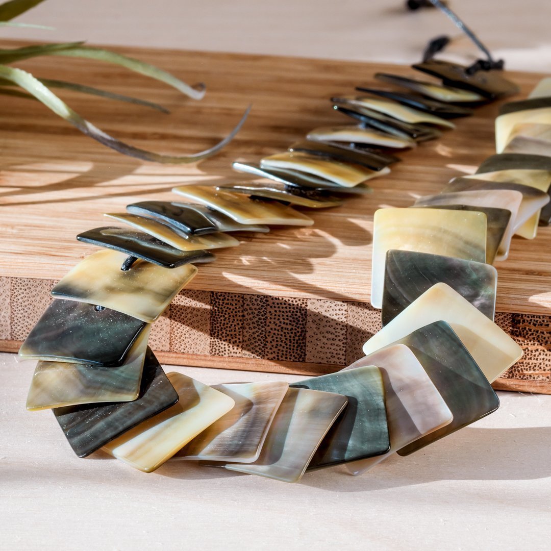 Jewelry - Mother of Pearl Shell Necklace - Iridescent Grey | LIKHÂ - LIKHÂ