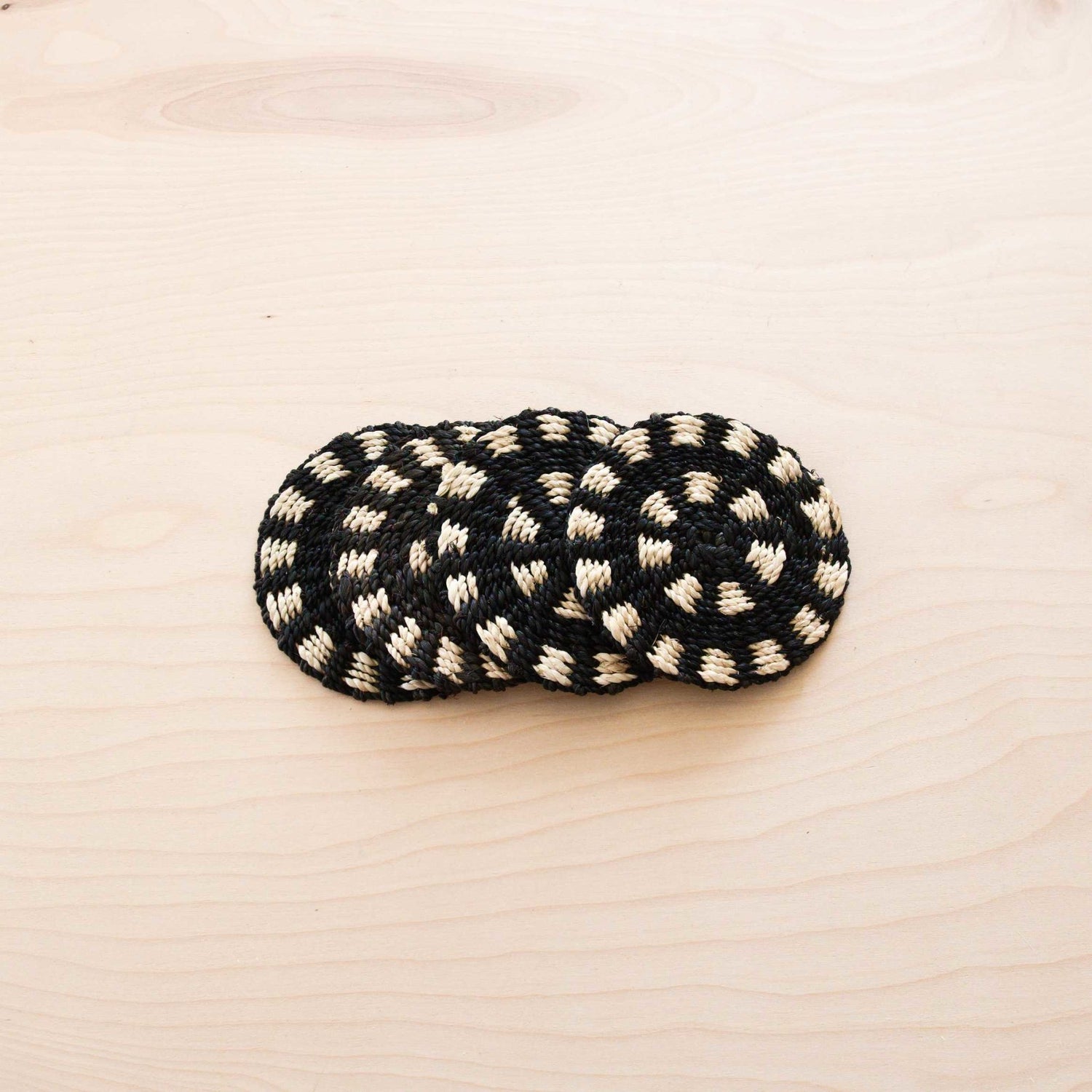 - Two-tone Round Braided Coasters, black and white set of 4 - Natural Fiber | LIKHA - LIKHÂ