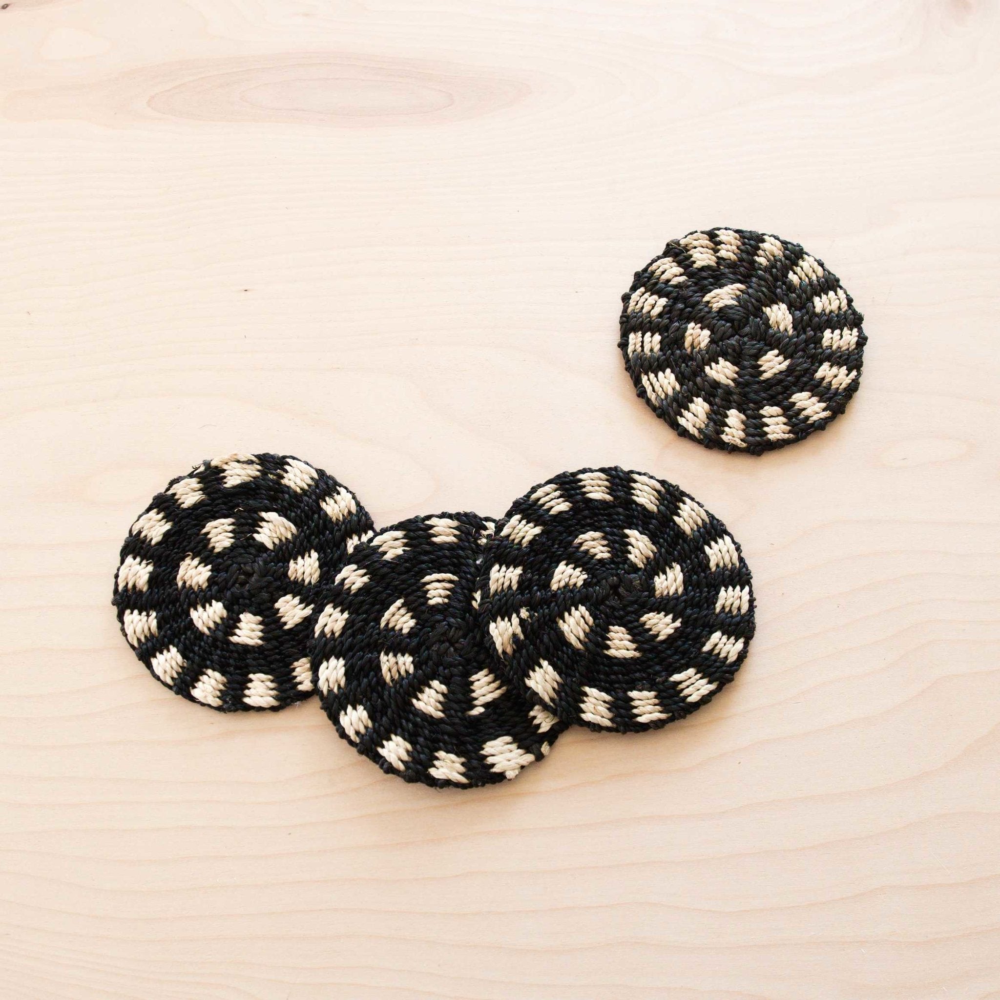- Two-tone Round Braided Coasters, black and white set of 4 - Natural Fiber | LIKHA - LIKHÂ